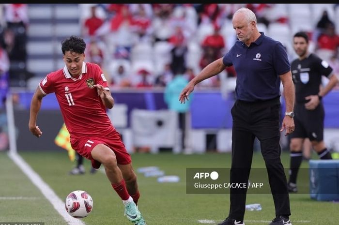 Graham Arnold (kanan) mengawasi Rafael Struick dalam laga timnas Australia vs timnas Indonesia pada laga ajang Piala Asia 2023 di Qatar (28/1/2024).