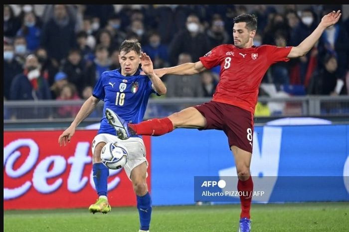 Remo Freuler (kanan) berduel dengan Nicolo Barella dalam partai timnas Swiss vs Italia di Piala Eropa 2020. Kedua tim bertemu kembali pada babak 16 besar Euro 2024.