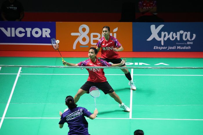 Aksi ganda putri junior Indonesia, Rinjani Kwinnara Nastine/Isyana Syahira Meida pada Kejuaraan Asia Junior 2024