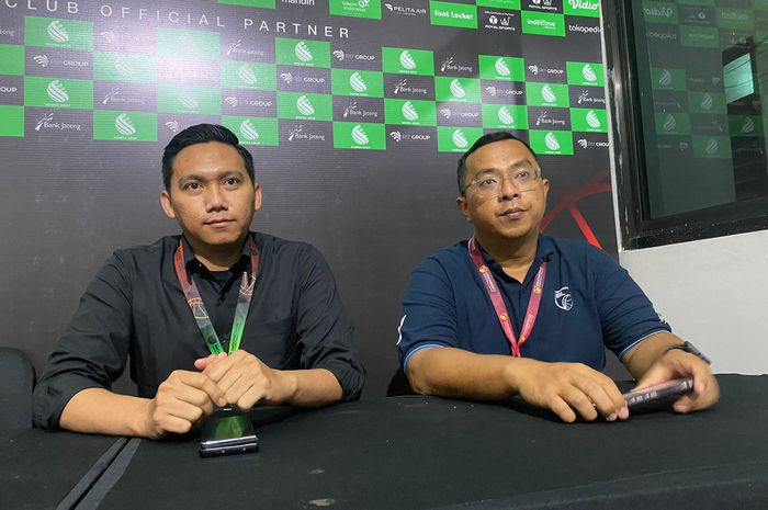 Head Of Managements GAME oPeration IBL, Muhammad Andito (kanan) dan Fahrudin Siregar (Game Director Kesatrian Bengawan Solo) memberikan keterangan mengenai laga yang tertunda antara Kesatria Bengawan Solo dan Prawira Harum Bandung