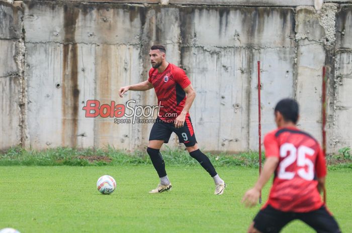 Penyerang asing Persija Jakarta, Marko Simic, sedang menguasai bola dalam sesi latihan di Lapangan Nirwana Park, Sawangan, Jawa Barat, Sabtu (29/6/2024).