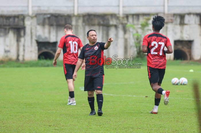 Asisten pelatih Persija Jakarta, Ricky Nelson, sedang memberikan intruksi dalam sesi latihan di Lapangan Nirwana Park, Sawangan, Jawa Barat, Sabtu (29/6/2024).