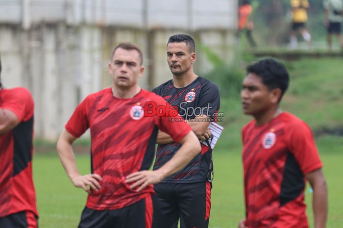 Pelatih Persija Jakarta, Carlos Pena (tengah), sedang memantau para pemainnya berlatih di Lapangan Nirwana Park, Sawangan, Jawa Barat, Sabtu (29/6/2024).