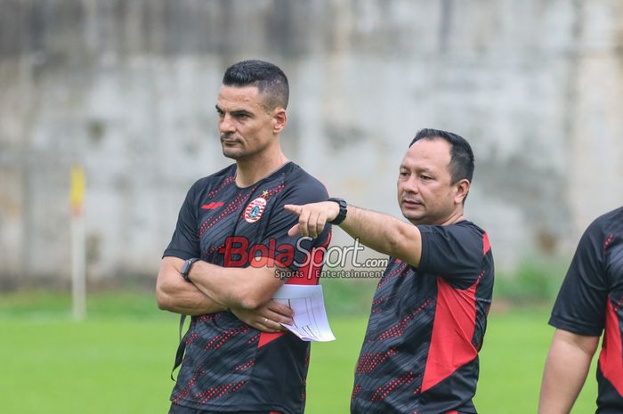 Pelatih Persija Jakarta, Carlos Pena (kiri) bersama asistennya bernama Ricky Nelson (kanan) sedang memantau para pemainnya berlatih di Lapangan Nirwana Park, Sawangan, Jawa Barat, Sabtu (29/6/2024).