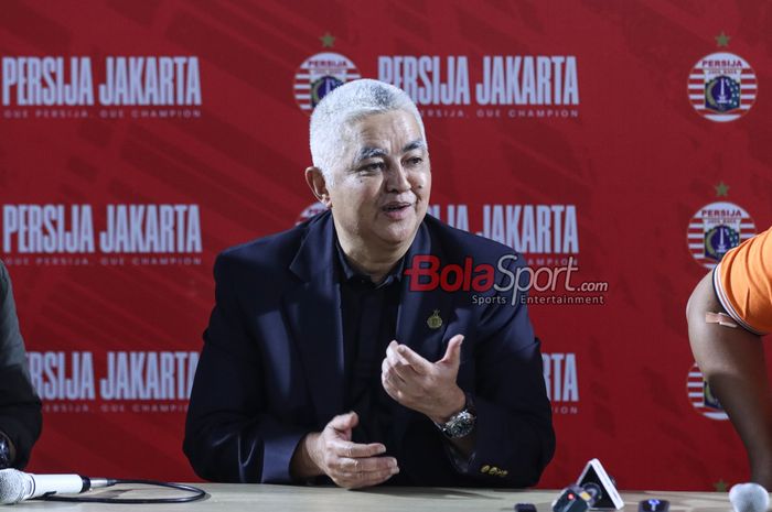 Direktur Utama Persija Jakarta, Ambono Janurianto, sedang memberikan keterangan kepada awak media di Lapangan Nirwana Park, Sawangan, Jawa Barat, Sabtu (29/6/2024).