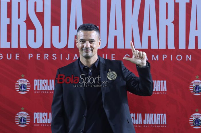 Pelatih Persija Jakarta, Carlos Pena, sedang sedang sesi foto dalam sesi jumpa pers di Lapangan Nirwana Park, Sawangan, Jawa Barat, Sabtu (29/6/2024).