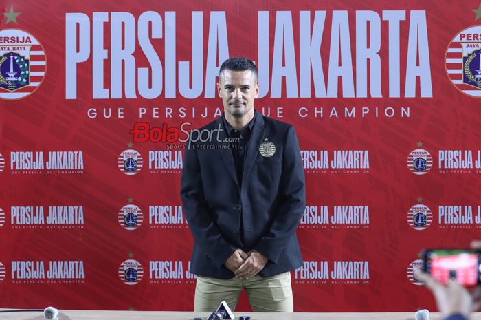 Pelatih Persija Jakarta, Carlos Pena, sedang sedang sesi foto dalam sesi jumpa pers di Lapangan Nirwana Park, Sawangan, Jawa Barat, Sabtu (29/6/2024).