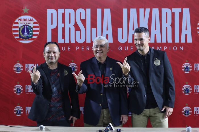 (Dari kiri ke kanan) Ricky Nelson (Asisten Pelatih Persija), Ambono Janurianto (Direktur Utama Persija), dan Carlos Pena (Pelatih Persija) sedang berfoto bersama di Lapangan Nirwana Park, Sawangan, Jawa Barat, Sabtu (29/6/2024).