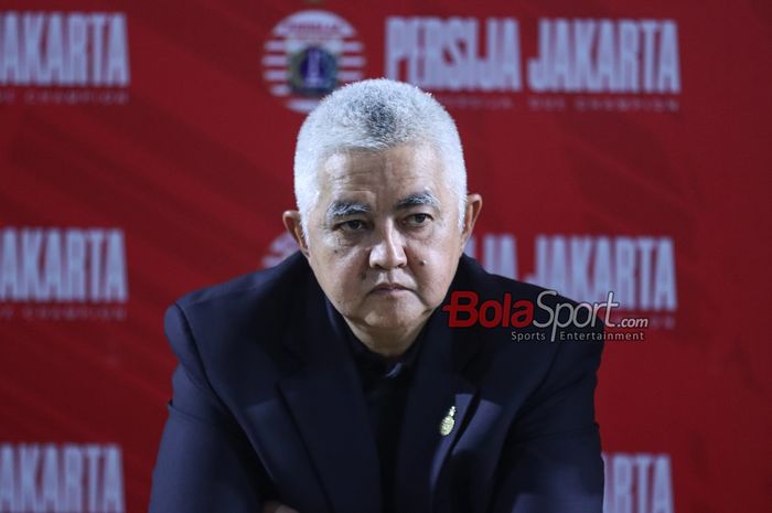 Direktur Utama Persija Jakarta, Ambono Janurianto, sedang memberikan keterangan kepada awak media di Lapangan Nirwana Park, Sawangan, Jawa Barat, Sabtu (29/6/2024).