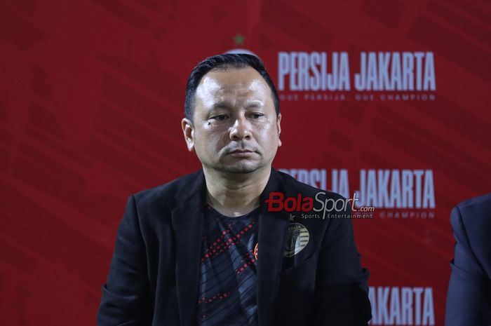 Asisten Pelatih Persija Jakarta, Ricky Nelson, sedang memberikan keterangan kepada awak media di Lapangan Nirwana Park, Sawangan, Jawa Barat, Sabtu (29/6/2024).