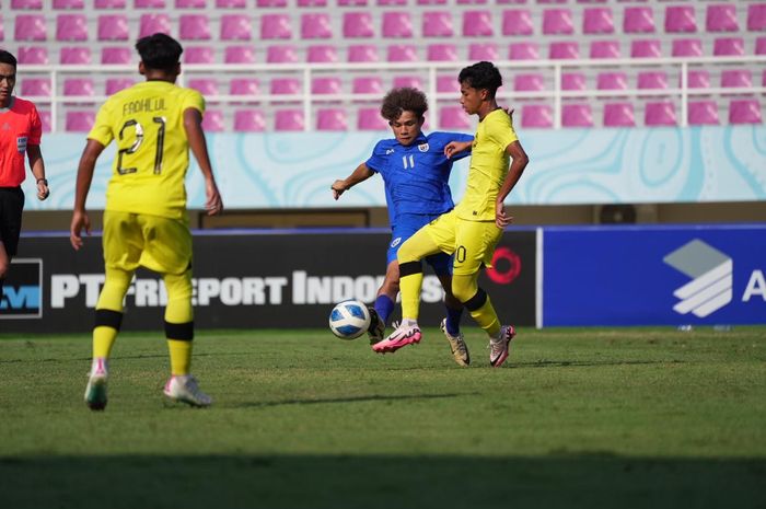 Thailand vs Malaysia pada laga terakhir Grup C ASEAN Cup U-16 2024 di Stadion Manahan Solo, Jawa Tengah, Sabtu (29/6/2024).