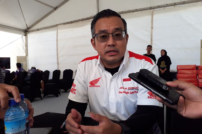 Direktur Marketing PT Astra Honda Motor, Octavianus Dwi Putro, saat memberikan keterangan di sela-sela seri balap MXGP NTB 2024 di Sirkuit Selaparang, Lombok, Sabtu (29/6/2024)