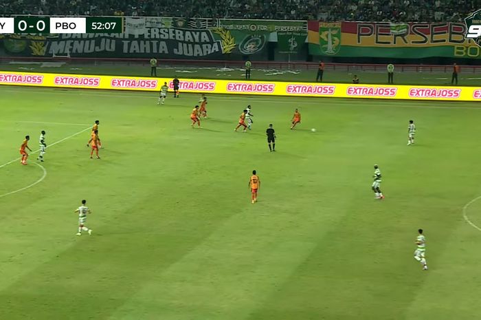 Suasana pertandingan antara Persebaya vs Persibo di Stadion Gelora Bung Tomo, Surabaya, Sabtu (29/6/2024).