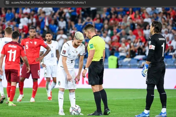 Momen perjumpaan antara Swiss dan Italia pada babak Kualifikasi Piala Dunia 2022 saat Jorginho hendak melakukan eksekusi penalti di depan Yann Sommer.