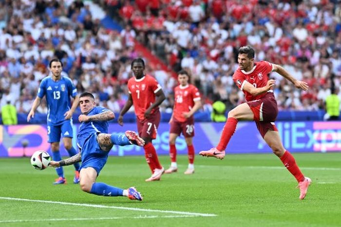 Gelandang Swiss yang bermain di klub Bologna, Remo Freuler, menjebol gawang Timnas Italia dalam laga babak 16 besar EURO 2024, Sabtu (29/6/2024) di Berlin.