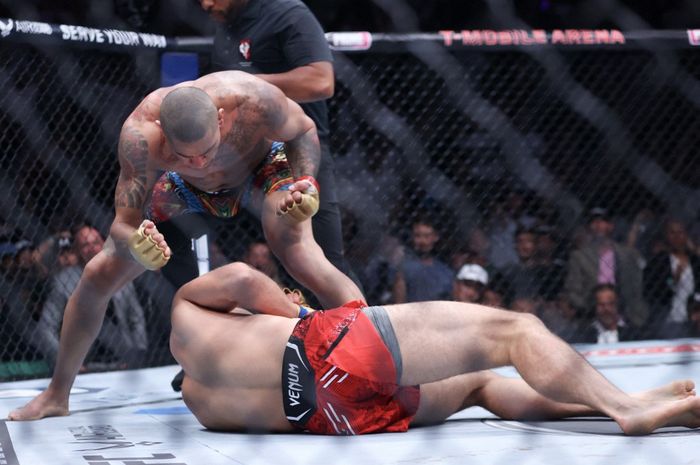 Momen Alex Pereira berselebrasi usai mengalahkan Jiri Prochazka pada UFC 303