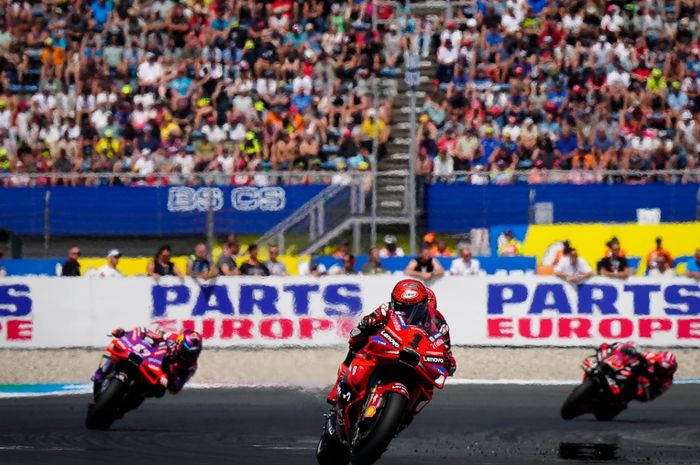 Pembalap Ducati Lenovo, Francesco Bagnaia saat memimpin sprint MotoGP Belanda 2024 di Sirkuit Assen, Belanda, Minggu (30/6/2024).