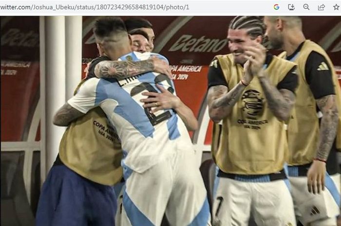 Momen Lautaro Martinez memeluk Lionel Messi dalam pertandingan Argentina vs Peru.