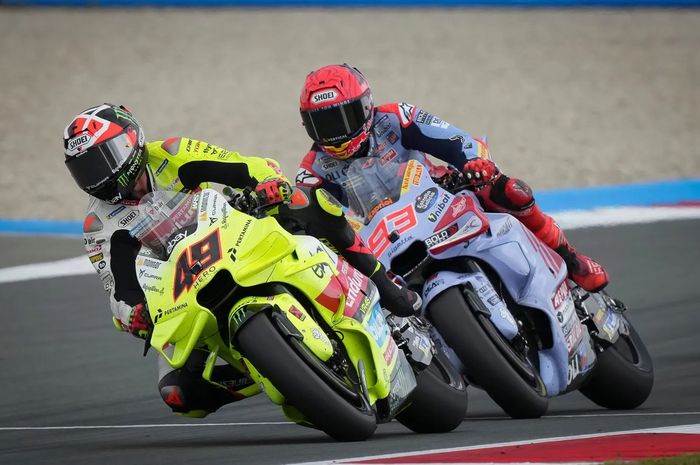 Pembalap Mooney VR46, Fabio Di Giaantonio dan Marc Marquez (Gresini Racing) pada balapan MotoGP Belanda 2024 di Sirkuit Assen, Minggu (30/6/2024)