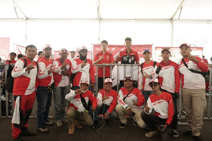 komunitas sepeda motor Honda Mataram berfoto bersama dua pembalap motokros binaan Astra Honda Motor, Delvintor Alfarizi dan Arsenio Algifari pada ajang MXGP NTB 2024