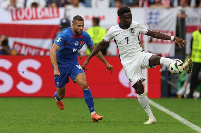 Pemain sayap Timnas Inggris, Bukayo Saka, sempat turun menjadi bek kiri pada laga kontra Slovakia di babak 16 besar Euro 2024.