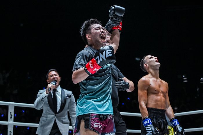 Jonathan Di Bella (kanan) dinyatakan kalah dari Prajanchai PK Saenchai di ONE Friday Fights 68, Jumat (28/6/2024) di Bangkok.