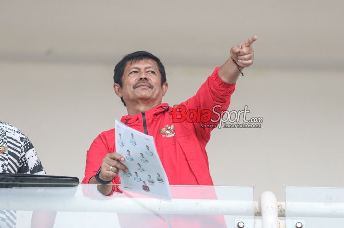 Pelatih timnas U-19 Indonesia, Indra Sjafri, sedang memantau para pemainnya berlatih di Stadion Madya, Senayan, Jakarta, Senin (1/7/2024).