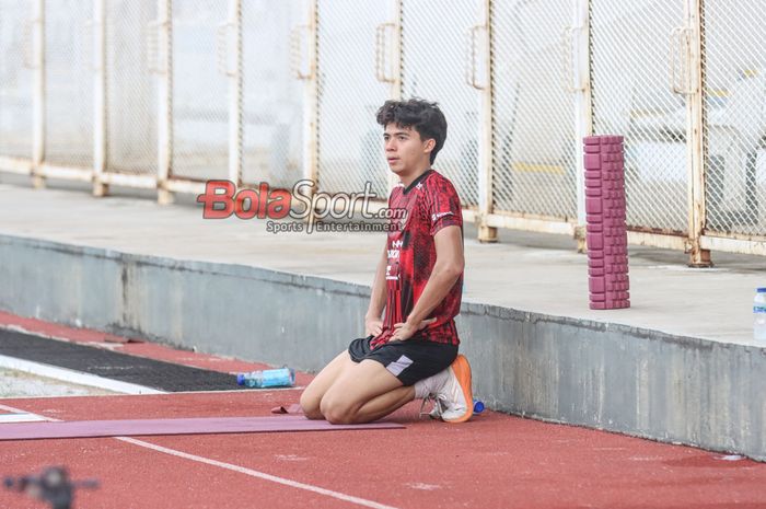 Pemain timnas U-19 Indonesia, Ji Da-bin sedang melakukan pemanasan terpisah di Stadion Madya, Senayan, Jakarta, Senin (1/7/2024).