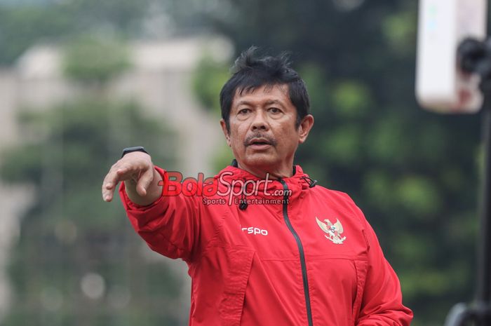 Pelatih timnas U-19 Indonesia, Indra Sjafri, sedang memantau para pemainnya berlatih di Stadion Madya, Senayan, Jakarta, Senin (1/7/2024).