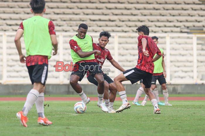 Meshaal Osman (kiri) dan Toni Firmansyah (kanan) saat mengikuti sesi gim internal timnas U-19 Indonesia di Stadion Madya, Senayan, Jakarta, Senin (1/7/2024).