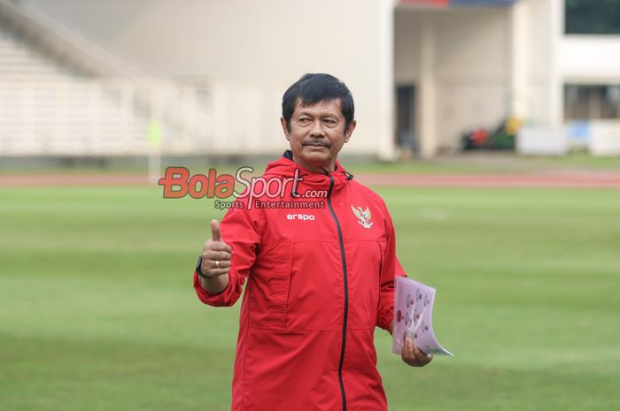 Pelatih timnas U-19 Indonesia, Indra Sjafri, sedang memberikan ancungan jempol saat memantau para pemainnya berlatih di Stadion Madya, Senayan, Jakarta, Senin (1/7/2024).