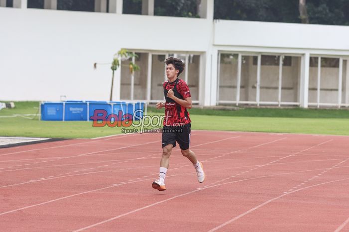 Pemain timnas U-19 Indonesia, Ji Da-bin sedang melakukan pemanasan terpisah di Stadion Madya, Senayan, Jakarta, Senin (1/7/2024).