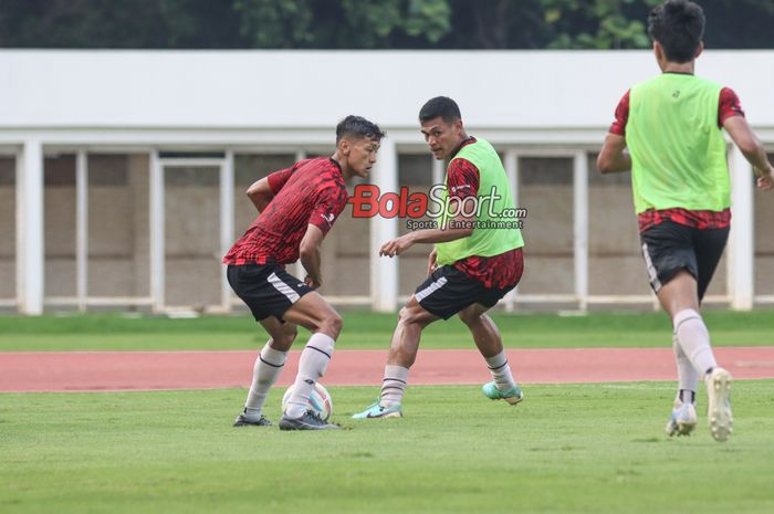 Dony Tri Pamungkas (kiri) sedang menguasai bola saat mengikuti sesi gim internal timnas U-19 Indonesia di Stadion Madya, Senayan, Jakarta, Senin (1/7/2024).