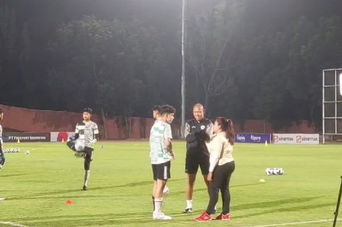 Nova Arianto mengadakan sesi khusus dengan Matt Baker jelang laga timnas U-16 Indonesia vs Australia.