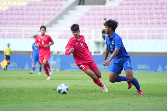 Suasana laga Thailand Vs Vietnam di Semifinal ASEAN Cup U-16 2024 di Stadion Manahan, Surakarta, Senin (1/7/2024) malam WIB