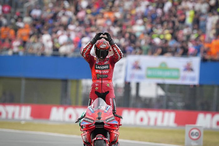 Pembalap Ducati, Francesco Bagnaia, berselebrasi usai menang di MotoGP Belanda 2024