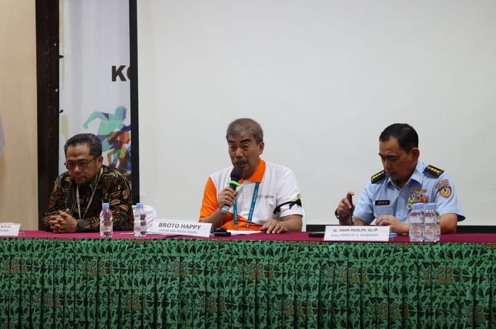 (Ki-ka) Tim Medis RSUP Dr. Sardjito dr. Nahar Taufig, Kabid Humas dan Media PBSI Broto Happy, dan Waka RSPAU Dr. S. Hardjolukito dr. Imam Muslim dalam konferensi pers untuk tragedi tewasnya tunggal putra China, Zhang Zhi Jie, pada Kejuaraan Asia Junior 2024 di Yogyakarta, 1 Juli 2024.