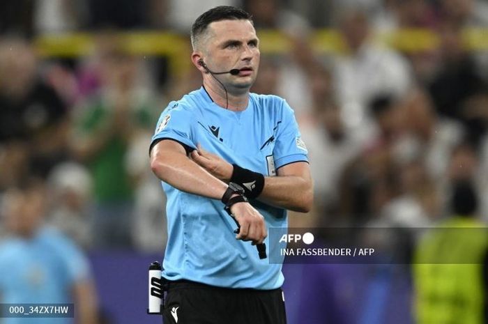 Michael Oliver memimpin pertandingan babak 16 besar Euro 2024 antara Timnas Jerman versus Denmark.