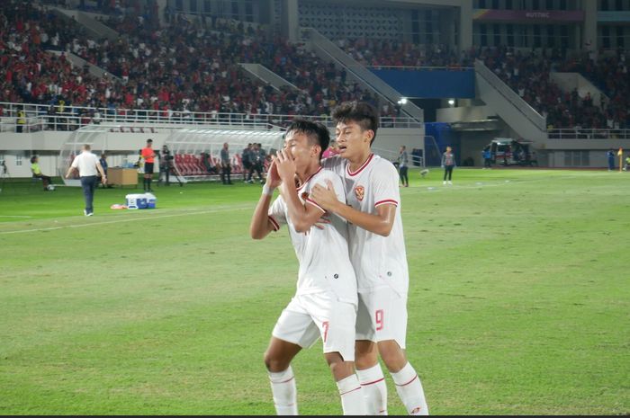 Pemain timnas U-16 Indonesia, Zahaby Gholy, melakukan selebrasi setelah mencetak gol ke gawang Australia, Senin (1/7/2024).