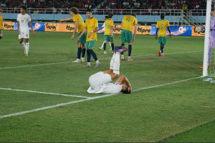 Pemain timnas U-16 Indonesia, Mierza Firjatullah, kecewa karena gagal memaksimalkan peluang di depan gawanh Australia, Senin (1/7/2024).