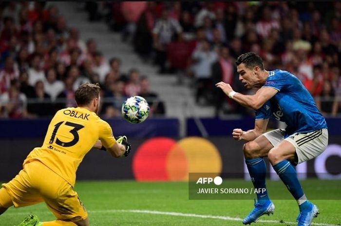 Cristiano Ronaldo (kanan) saat berhadapan dengan Jan Oblak dalam duel Juventus vs Atletico Madrid di Liga Champions. Kedua pemain bertarung lagi saat timnas Portugal hadapi Slovenia di babak 16 besar Euro 2024.