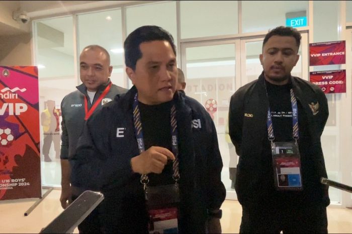 Ketua Umum PSSI Erick Thohir menemui awak media selepas laga timnas U-16 Indonesia vs Australia di Stadion Manahan, Solo, Senin (1/7/2024).