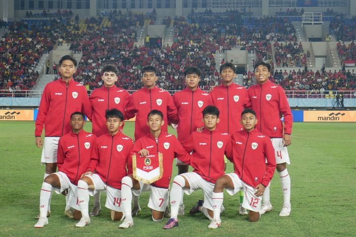 Skuad timnas U-16 Indonesia saat menghadapi timnas U-16 Australia pada semifinal ASEAN Cup U-16 2024 di Stadion Manahan, Solo, Senin (1/7/2024).