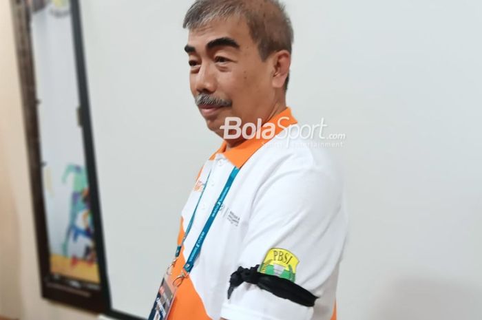 Kepala Bidang Humas dan Media PP PBSI, Broto Happy, menunjukkan pita hitam di lengan sebagai tanda bela sungkawa atas meninggalnya tunggal putra China, Zhang Zhi Jie, saat tampil di Kejuaraan Asia Junior 2024.