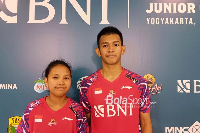 Ganda campuran Indonesia, Taufik Aderya/Rinjani Kwinara Nastine, berpose setelah tampil pada semifinal beregu campuran Kejuaraan Asia Junior 2024 di Yogyakarta, 1 Juli 2024.