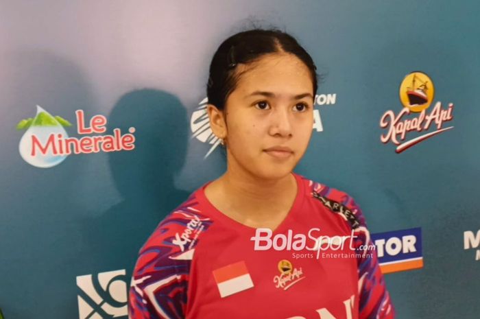 Tunggal putri Indonesia, Ni Kadek Dhinda Amartya Pratiwi, saat diwawancarai di mixed zone setelah tampil pada pertandingan melawan Korea Selatan di semifinal beregu campuran Kejuaraan Asia Junior 2024 di Yogyakarta, 1 Juli 2024.