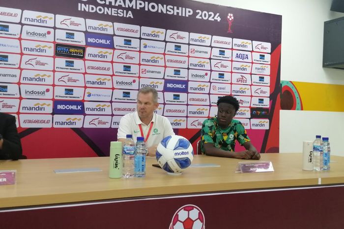 Pelatih Timnas U-16 Australia, Brad Maloney usai laga lawan Timnas U-16 Indonesia di Stadion Manahan, Surakarta, Senin (1/7/2024) malam WIB