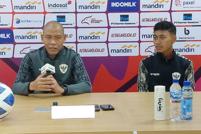 Pelatih timnas U-16 Indonesia, Nova Arianto, saat memberikan keterangan kepada media, Senin (1/7/2024).