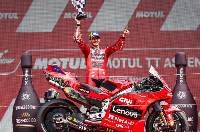 Pembalap Ducati, Francesco Bagnaia, melakuka selebrasi sebelum naik podium pertama balapan MotoGP Belanda 2024 di Sirkuit Assen, Minggu (30/6/2024).