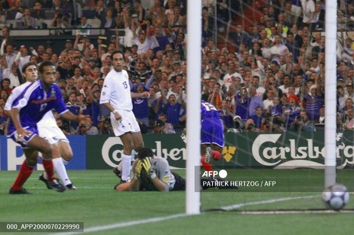 Kiper Timnas Italia, Francesco Toldo, meratapi gol Prancis yang menyamakan skor 1-1 dalam laga final EURO 2000, 2 Juli 2000 di Rotterdam.